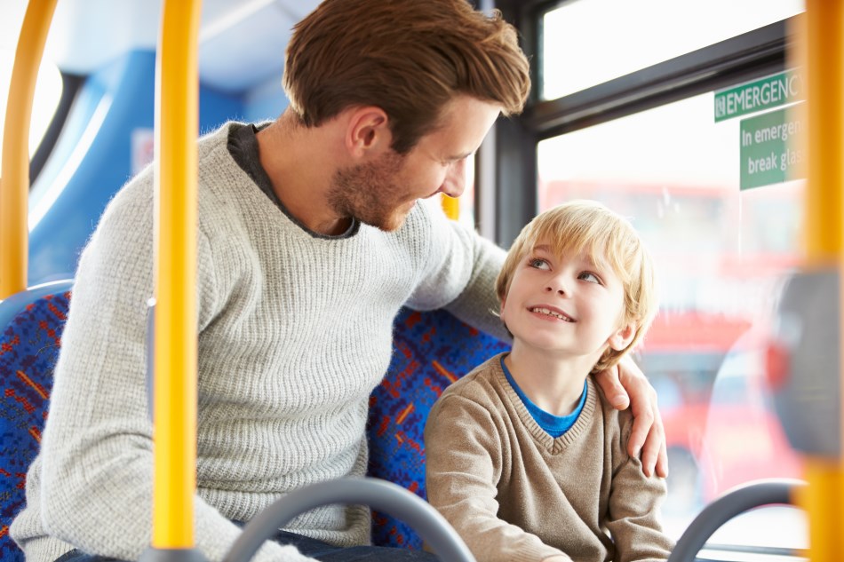 Šeima keliauja autobusu